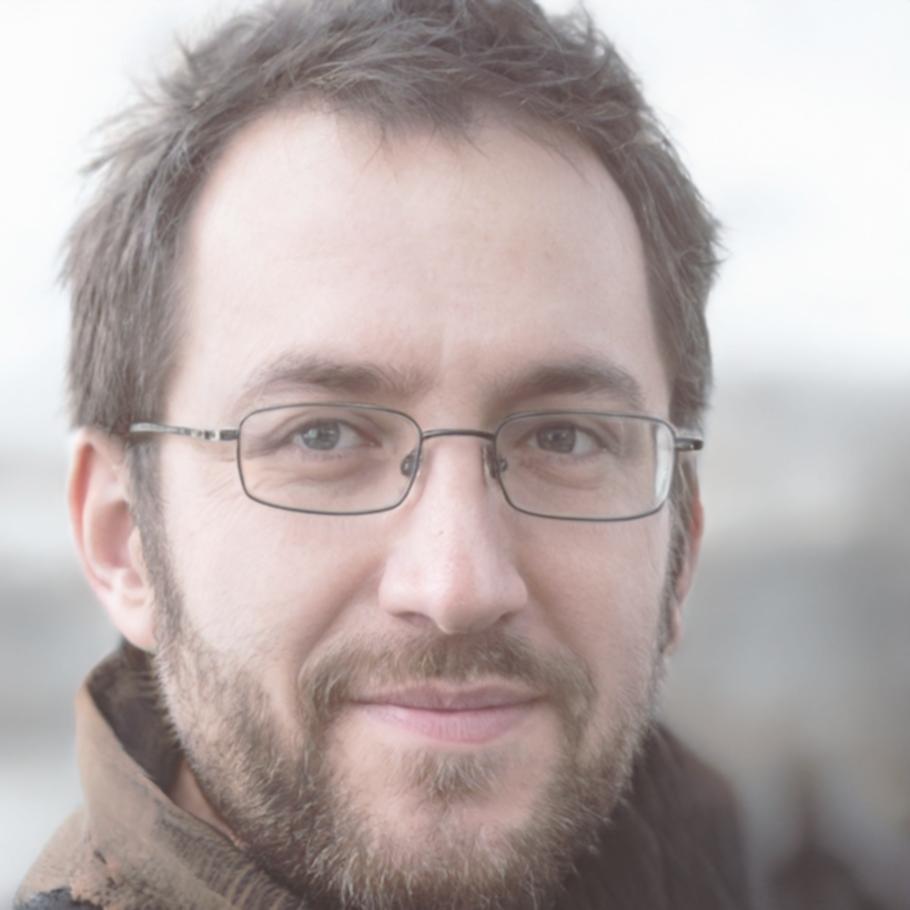 Instructor Matías Fernández explicando conceptos financieros