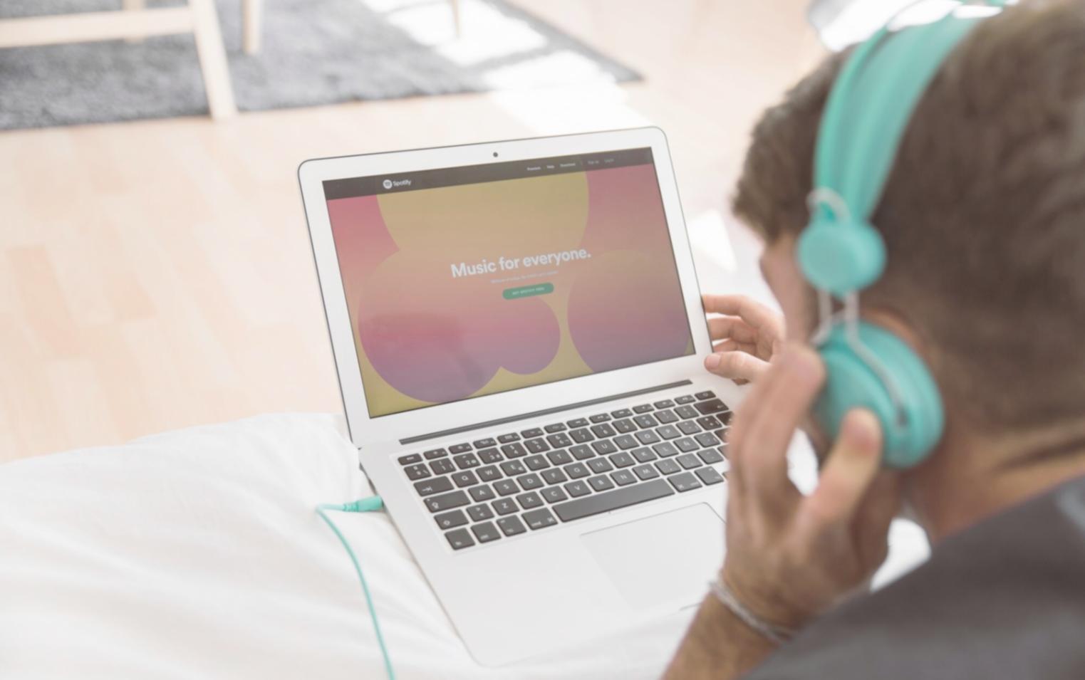 Análisis detallado de datos financieros en pantalla mostrando tendencias y proyecciones