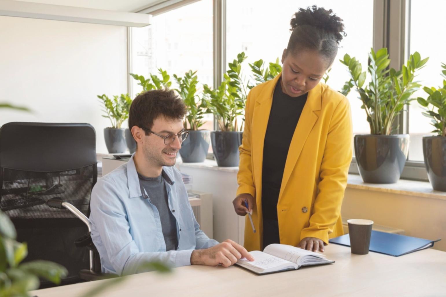 Espacio de trabajo con herramientas de planificación financiera y presupuestos organizados