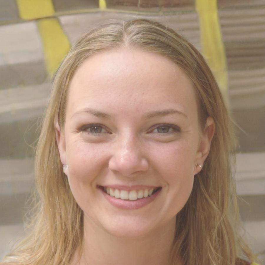 Profesional revisando reportes estadísticos personalizados